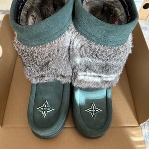 Manitobah Teal Suede & Grey Fur women’s half mukluk boots